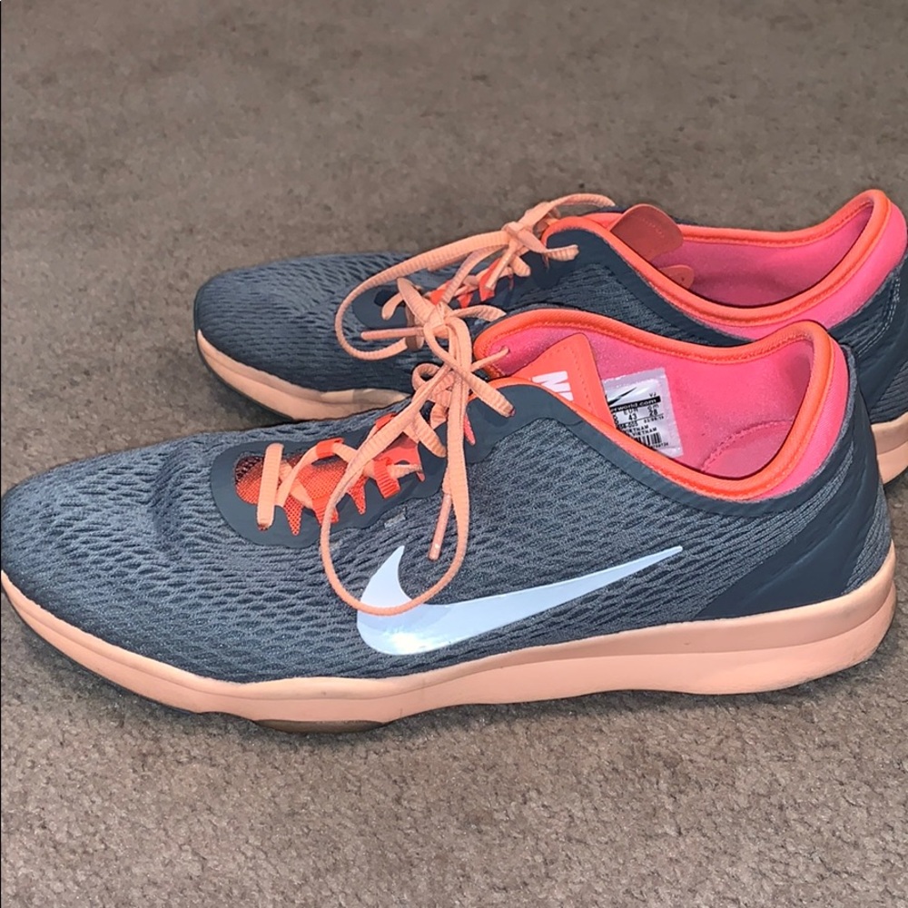 Tennis shoes